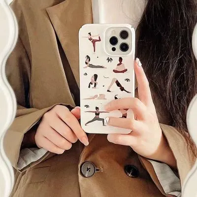 Чехол накладка для iphone 13 (6.1) пластик девушки делают зарядку на белом