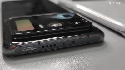 Xiaomi Mi 11 Ultra с гигантской камерой и дополнительным экраном на задней стороне Xiaomi Mi 11 Ultra с гигантской камерой и дополнительным экраном на задней стороне