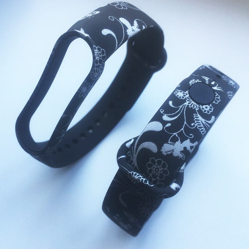 Ремешок для Mi Band 5/Mi Band 6/Mi Band 7 черный с серебристыми цветами