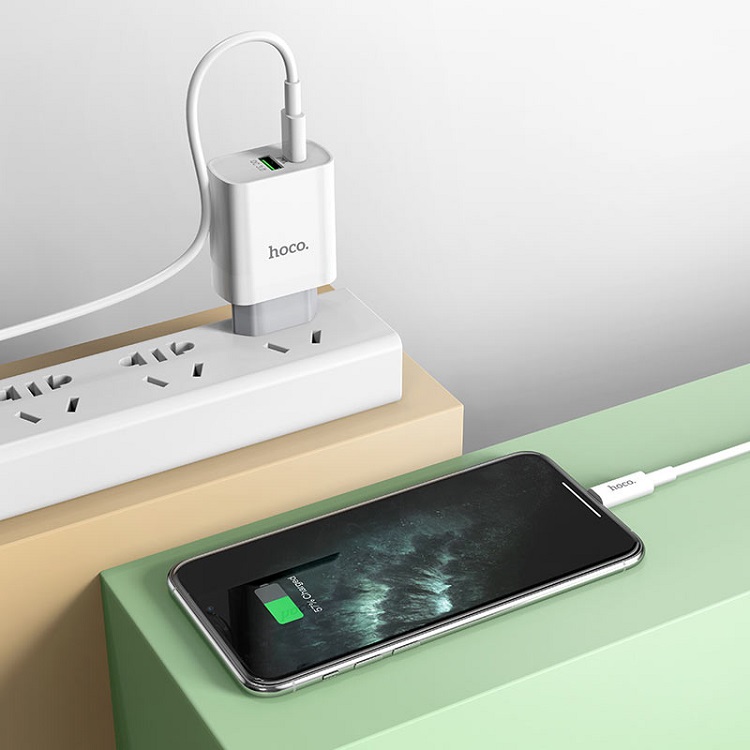 фото Сетевое зарядное устройство + кабель для iphone Lightning to Type-C HOCO C80A PD 20W+QC3.0 3A белый
