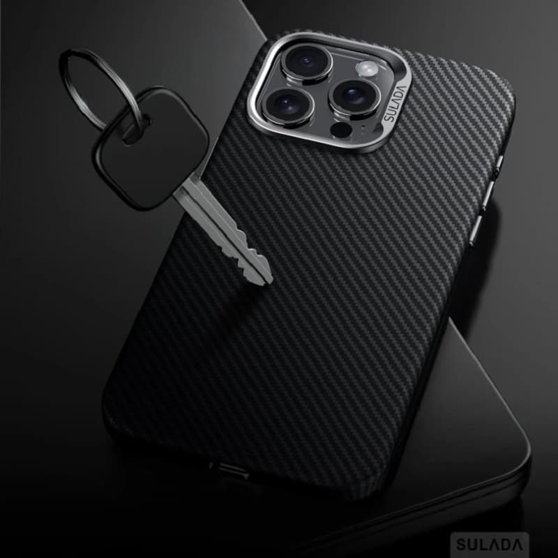 Изображение Чехол накладка для iphone 16 Pro (6.3) SULADA Gentleman карбон пластик черный с магнитом для magsafe фото Чехол накладка для iphone 16 Pro (6.3) SULADA Gentleman карбон пластик черный с магнитом для magsafe