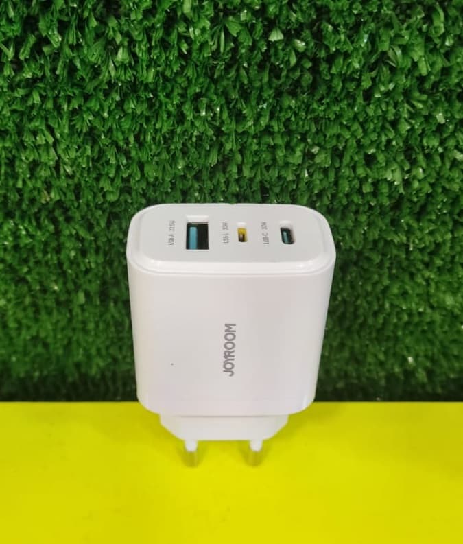 фото Сетевое зарядное устройство Адаптер Блок питания Joyroom JR-TG6 30W GaN Type-C USB-C 30W+USB-L 30W+USB 22.5W белое