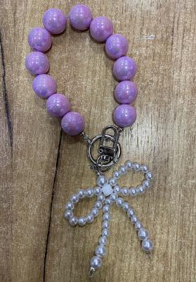 Подвеска брелок обвес Бусины крупные сиреневые с бантиком из мелких SC202495